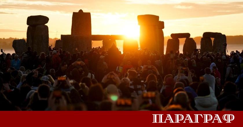 Хиляди хора се събраха в неделя в Стоунхендж за да