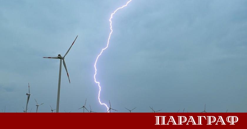 Мощни бури и внезапни наводнения връхлетяха обширни райони от Централна