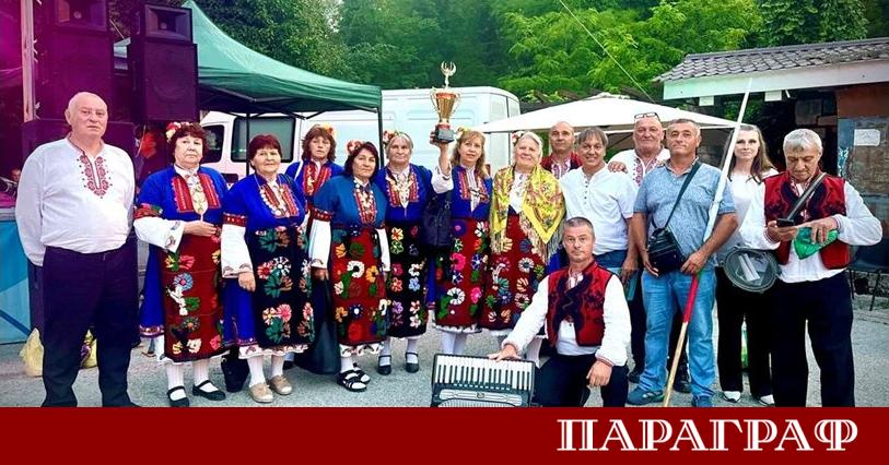 Ансамбълът за народни песни Китка шарена от село Катунци завоюва