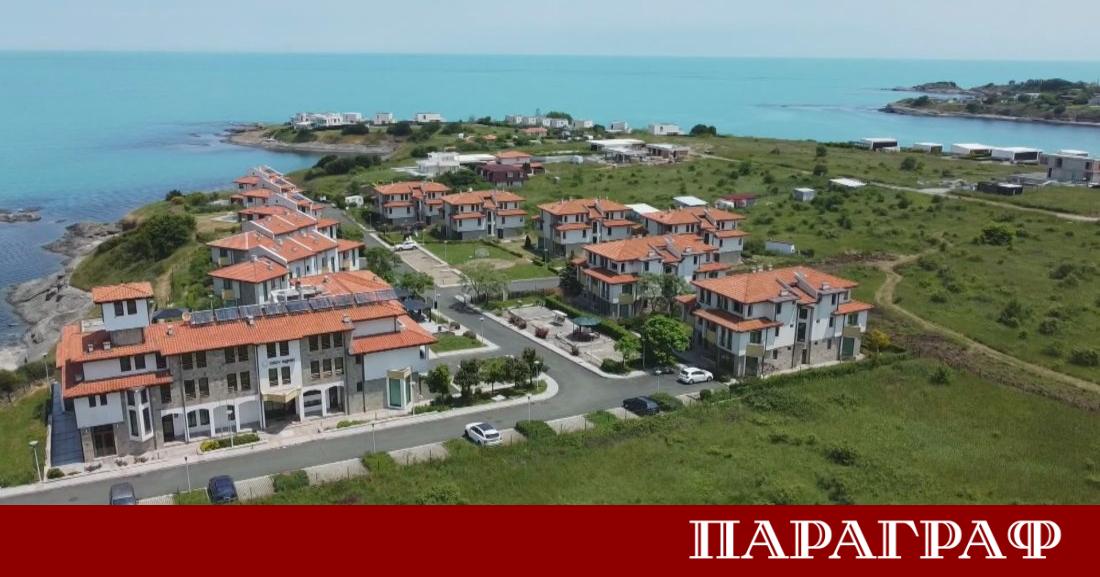 Десетки собственици на жилища в комплекс край Царево се изправиха