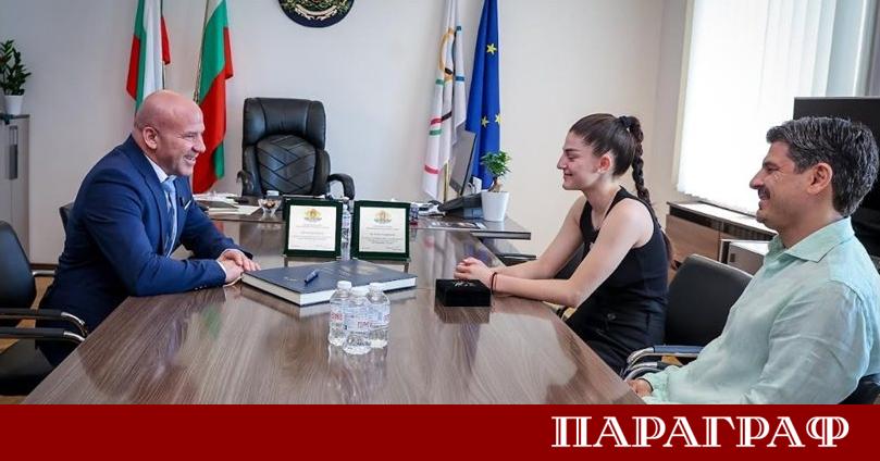 Министърът на младежта и спорта Енчо Керязов официално отличи състезателката