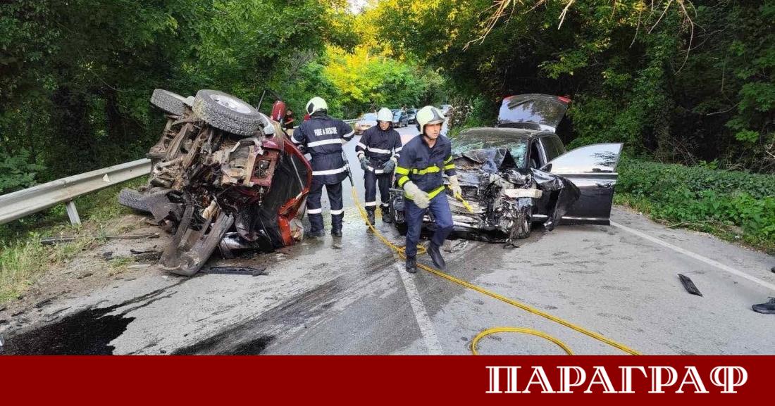 Тежък челен удар между два леки автомобила блокира трафика по