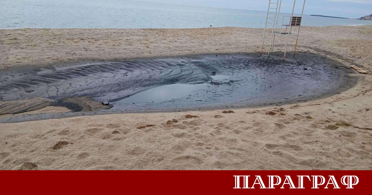 Отпадъчен нефтопродукт заля плажовете от Силистар до Камчия през последните
