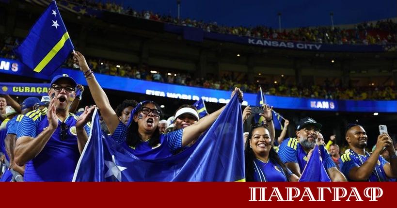 Селекционерът на Кюрасао Дик Адвокаат предизвика вълна от коментари на