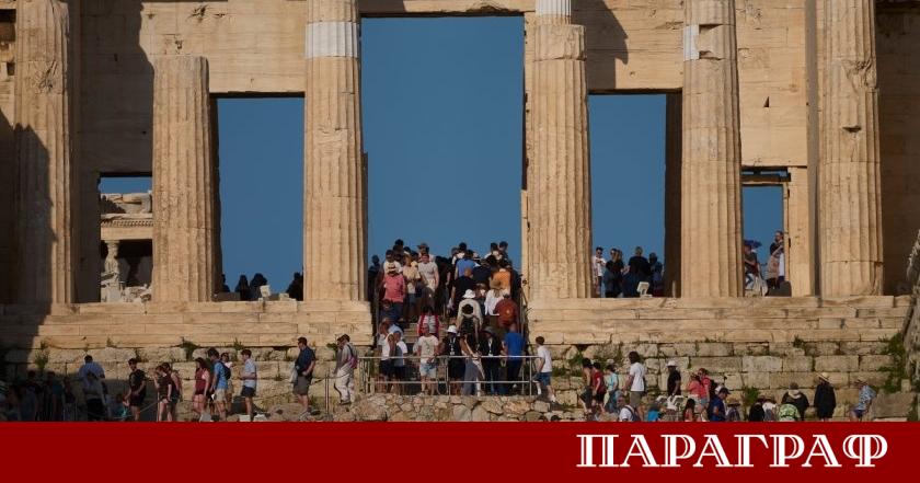 Работещите в туристическия и ресторантьорския сектор в Гърция обявиха 24