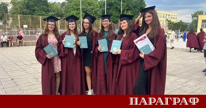Общо 54 зрелостници от Математическата гимназия Акад Кирил Попов в