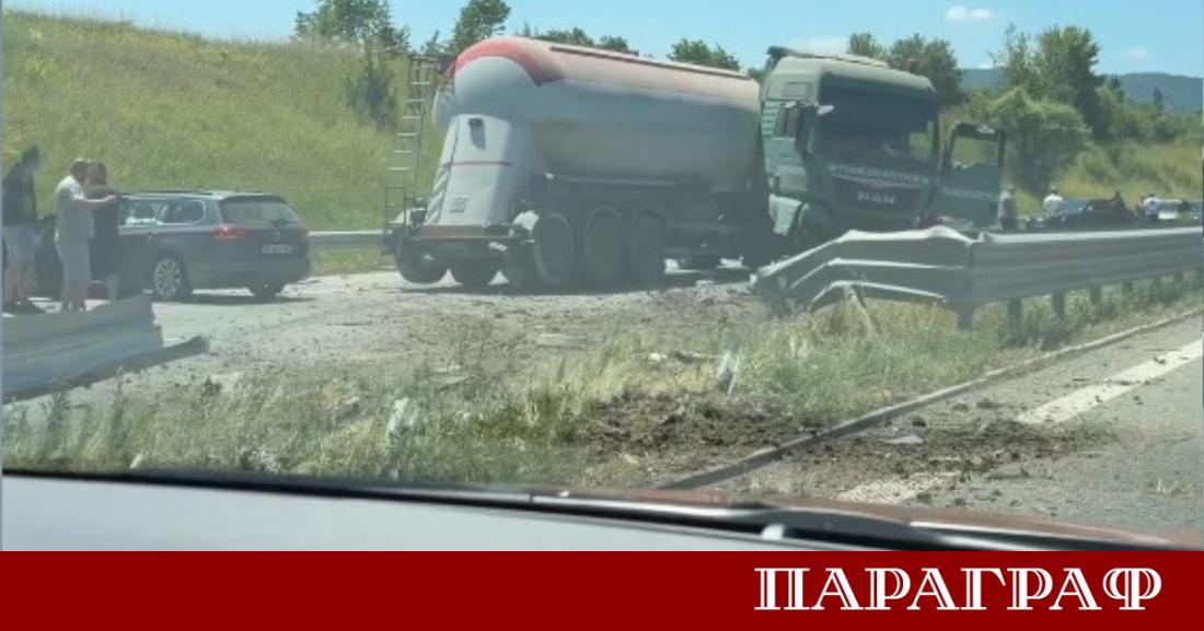 Тежка катастрофа блокира трафика по автомагистрала Струма в района на