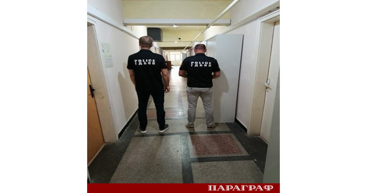 Служители на ГДБОП и местната полиция влязоха в сградата на
