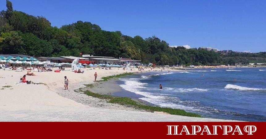 Морската вода в района на Офицерския плаж във Варна вече