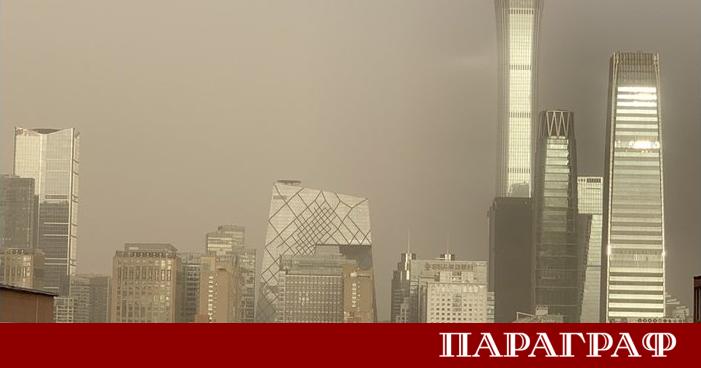 Малък самолет се разби в най високия небостъргач в китайската