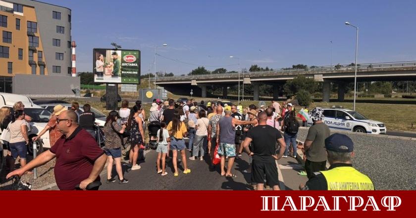 Жители на бургаския квартал Сарафово организираха мащабен протест заради забавения