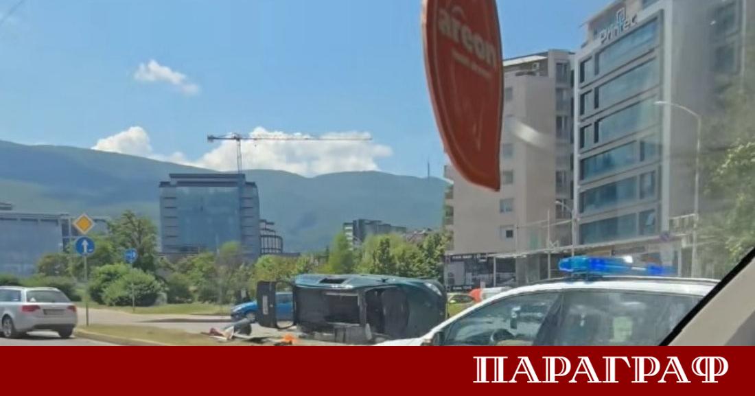 Тежка катастрофа между два леки автомобила затрудни движението в столицата