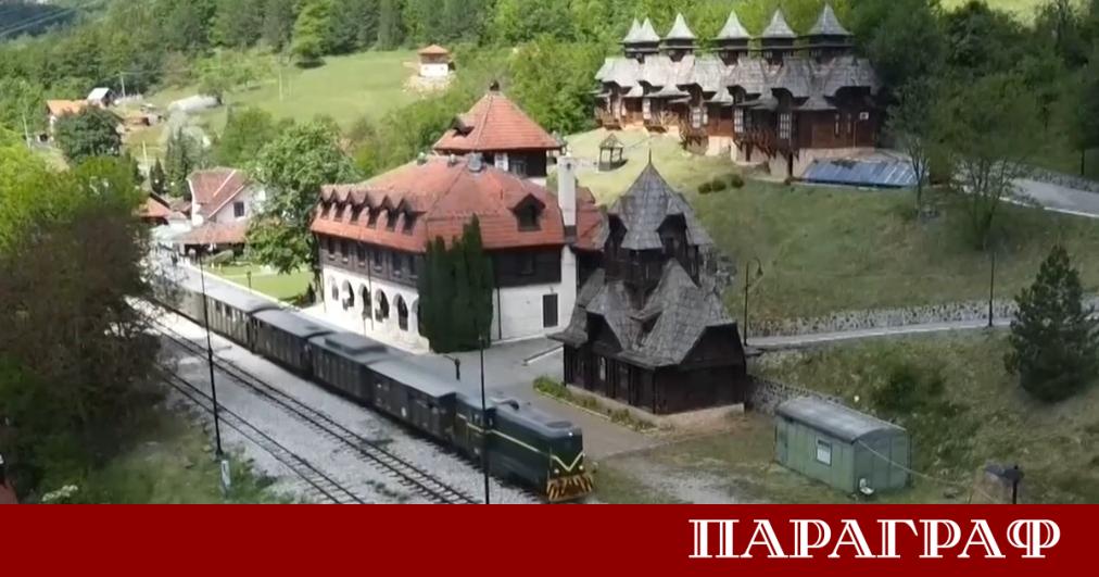 Железопътната линия Шарганска осмица представлява забележителен паметник на техниката в