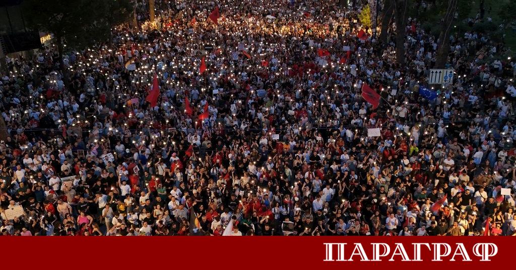 Хиляди демонстранти преминаха през центъра на албанската столица Тирана Те