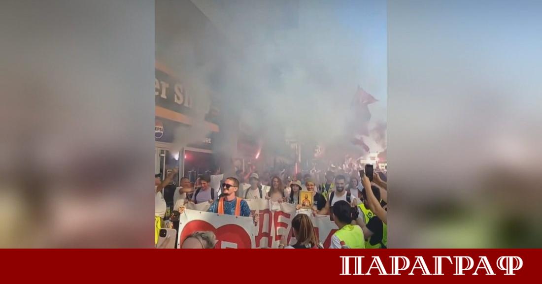 В сръбския град Кралево се провежда мащабен антиправителствен протест Демонстрантите