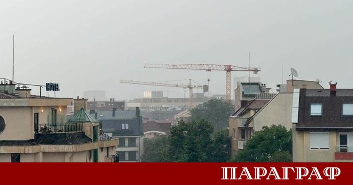 Силна и внезапна буря връхлетя центъра на София и голяма