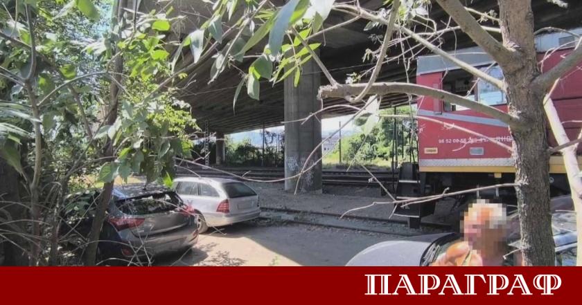 Инцидент с паркиран автомобил предизвика принудително спиране на влак в