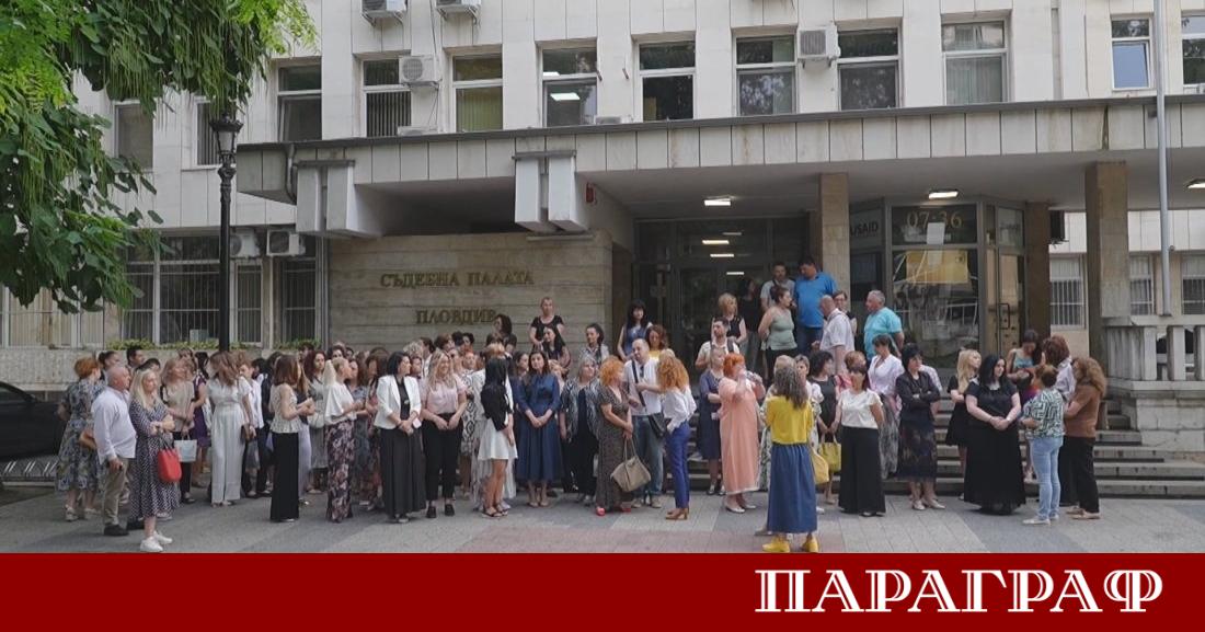 Служители от съдебната система излязоха на символичен протест в град