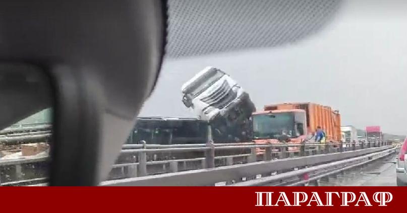 Сериозен инцидент с тежкотоварен автомобил предизвика пълен хаос на автомагистрала