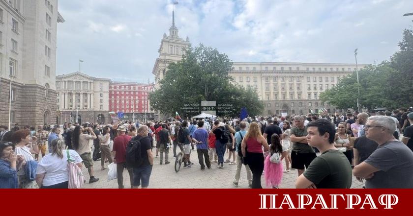 В центъра на София се проведе мащабен протест срещу кабинета