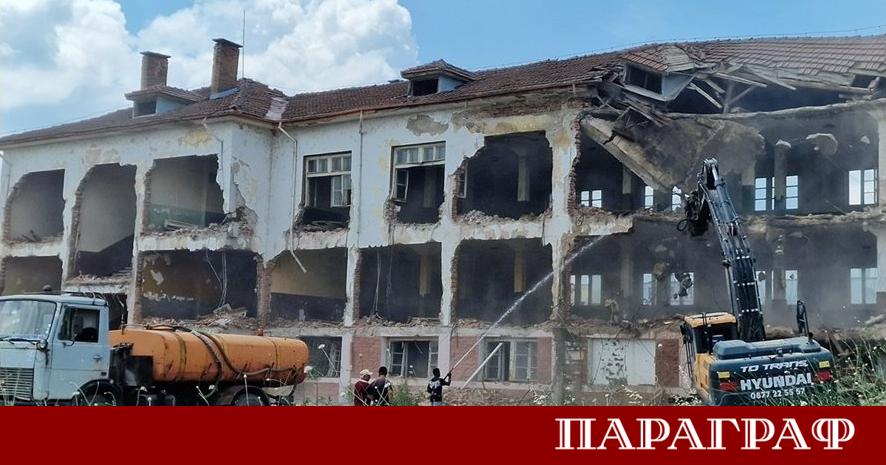 Процесът по разрушаването на старата казарма в Монтана напредва изключително
