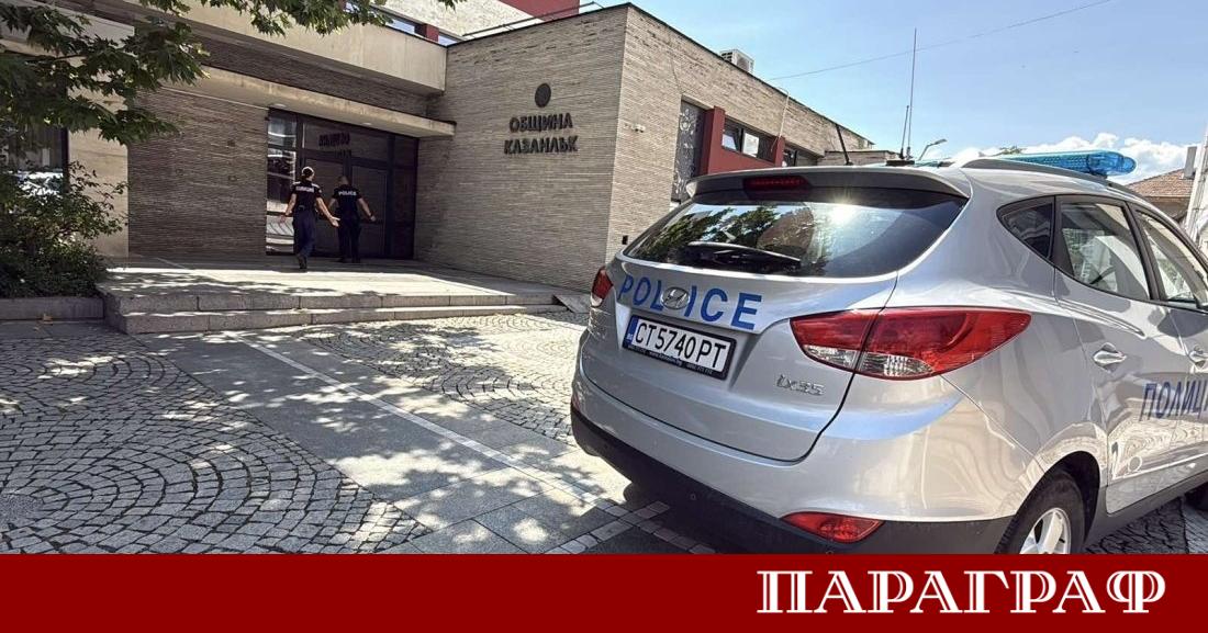 Сградата на Община Казанлък беше спешно затворена днес заради сигнал