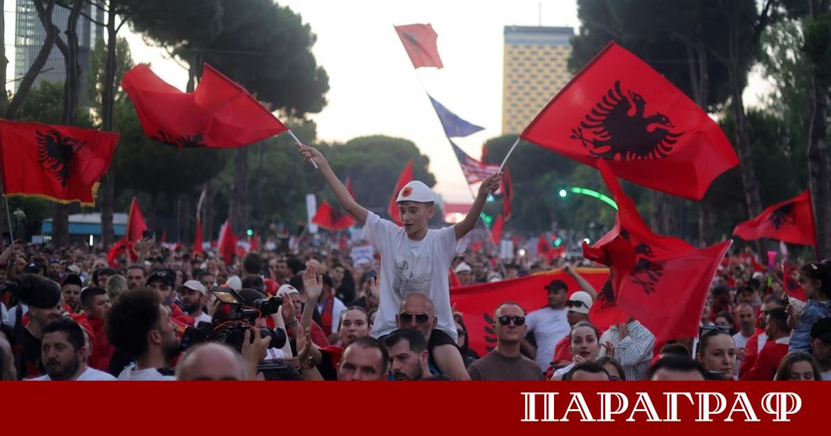 Хиляди жители на албанската столица Тирана излязоха на улиците за