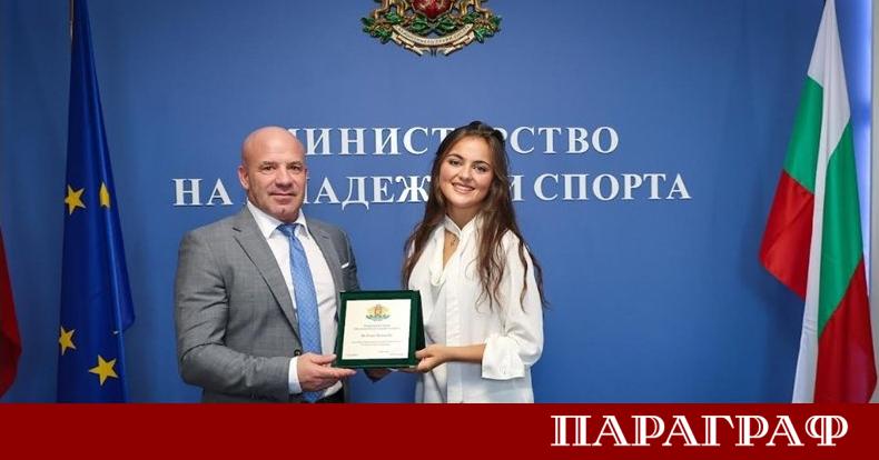 Министърът на младежта и спорта Енчо Керязов официално награди 18