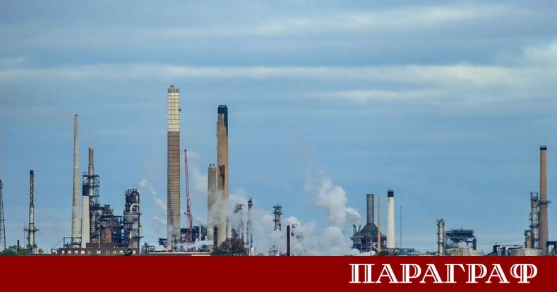 Украински безпилотни апарати предизвикаха мащабен пожар в Илския нефтопреработвателен завод