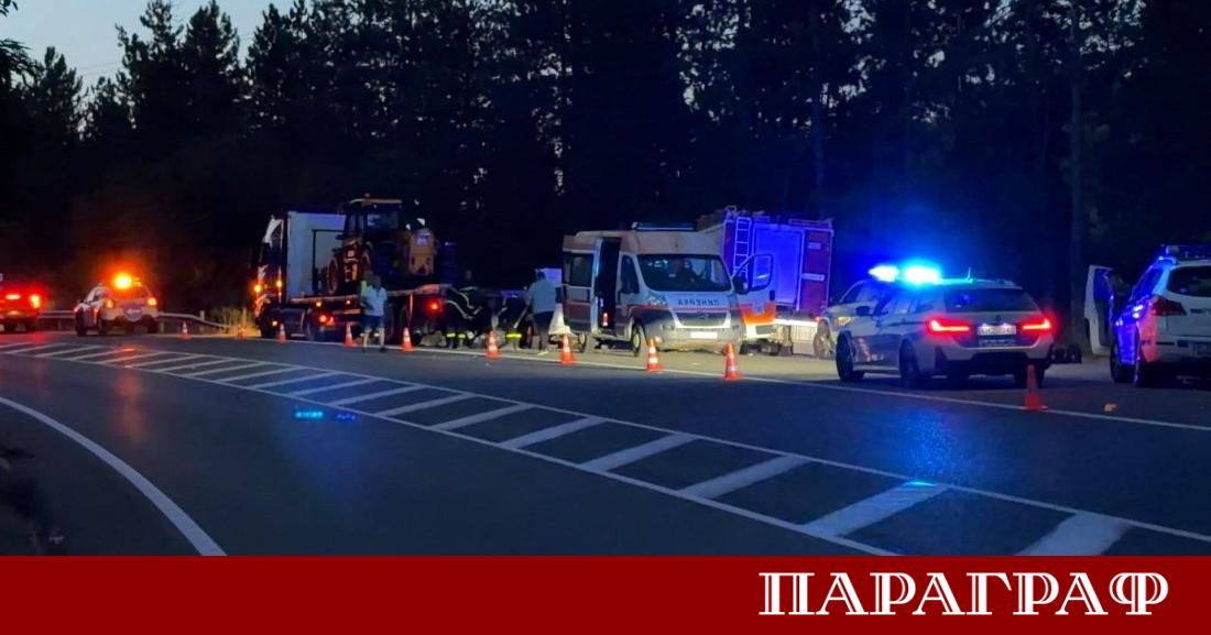 Разследването на тежката катастрофа на изхода на град Дупница преминава