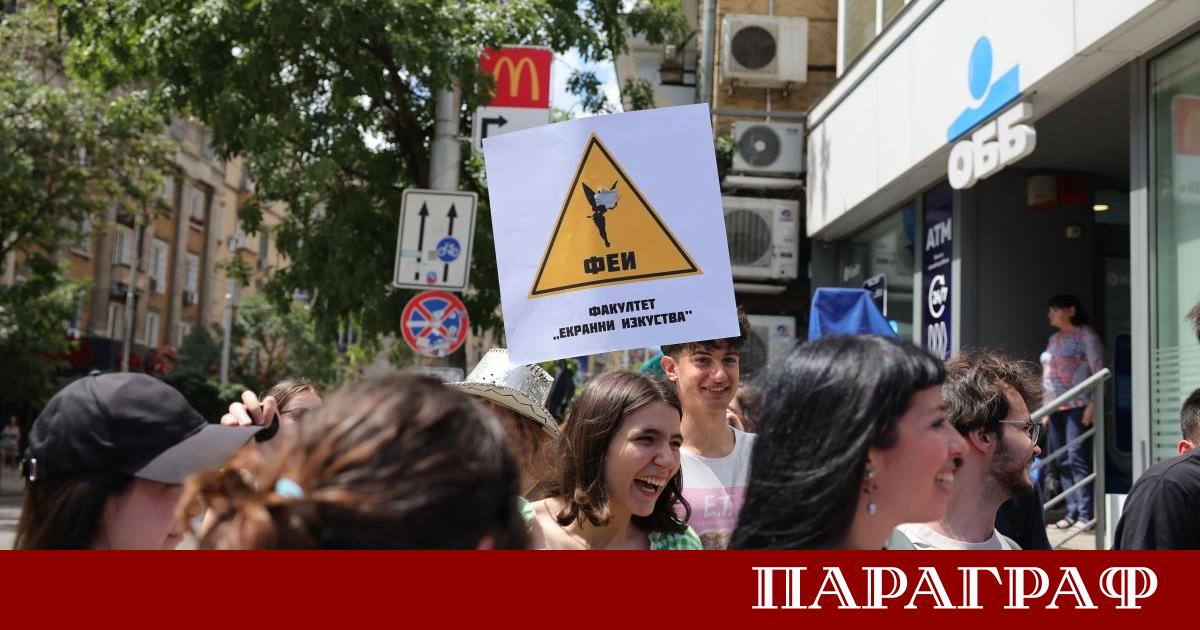 Студенти и преподаватели от Националната академия за театрално и филмово