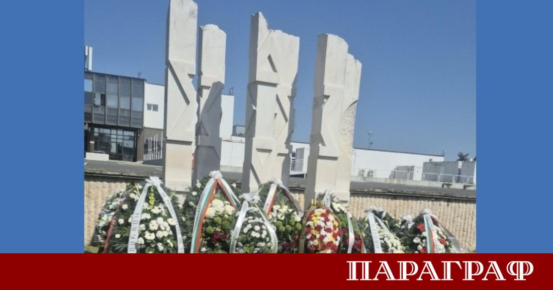 В Бургас се състоя символично поднасяне на венци пред мемориала