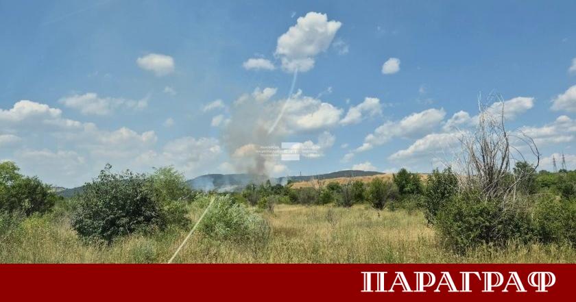 Сериозен пожар пламна в района на Баритната мина край Стара