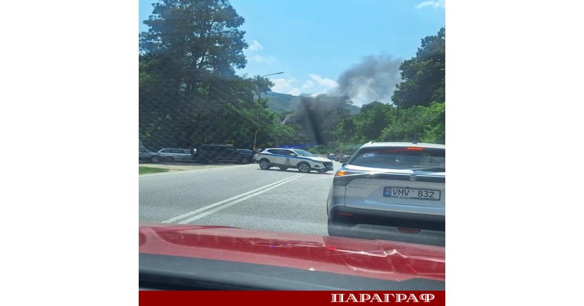 Инцидент с български лек автомобил предизвика сериозни затруднения в трафика