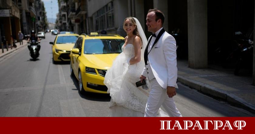 Лятото в Гърция традиционно е сезонът на пищните сватби и