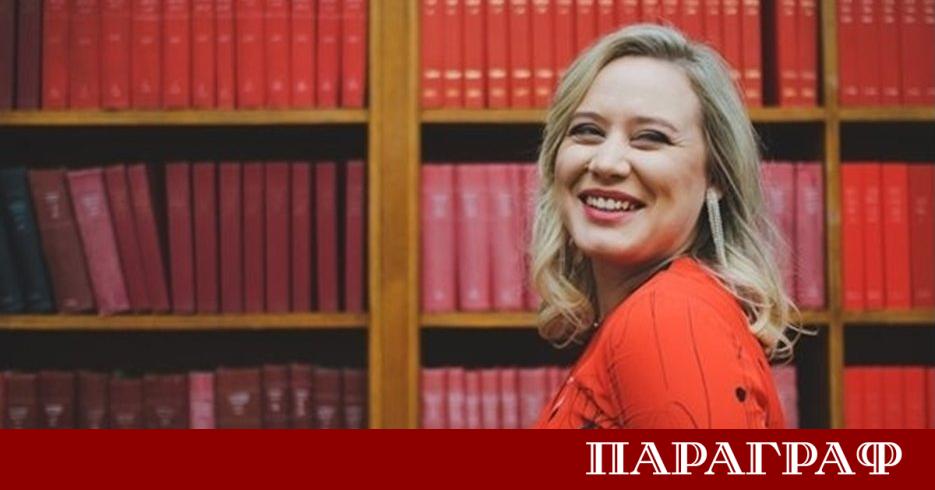 Елиф Шафак официално последва българската писателка Рене Карабаш в социалните