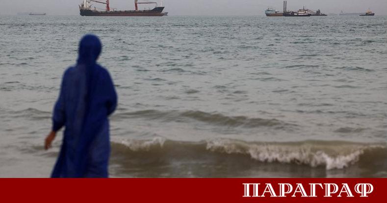 Танкер беше поразен от неидентифициран снаряд в стратегическия Ормузки проток