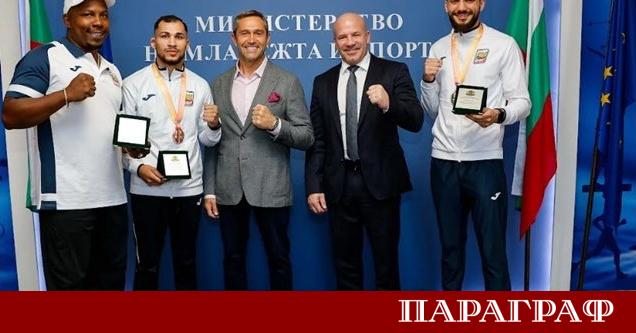 Министърът на младежта и спорта Енчо Керязов официално отличи българските