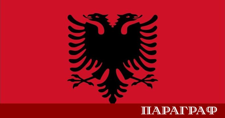 Шестима служители на реда и 11 протестиращи са ранени при