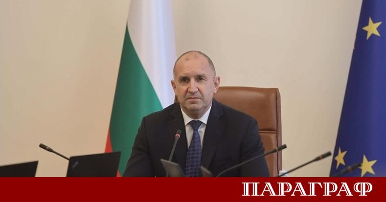 Румен Радев заема двойнствена позиция по отношение на международните военни