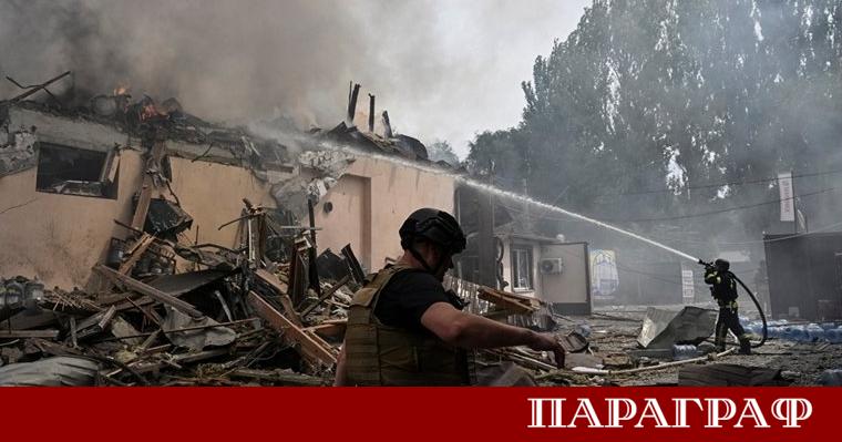 Най малко 16 души загинаха днес при масирани въздушни удари
