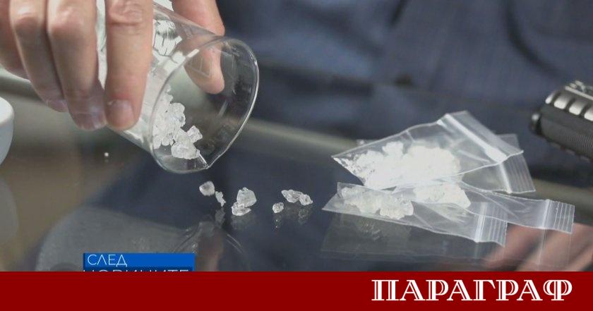 Кадри на хора които едва стоят на краката си вече