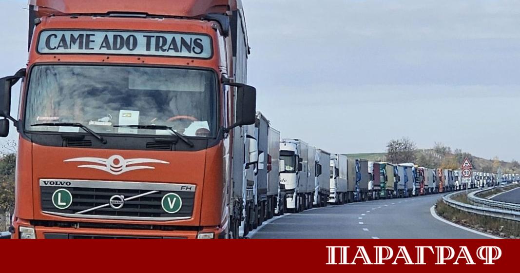 Властите продължават да ограничават движението на тежкотоварни камиони над 12