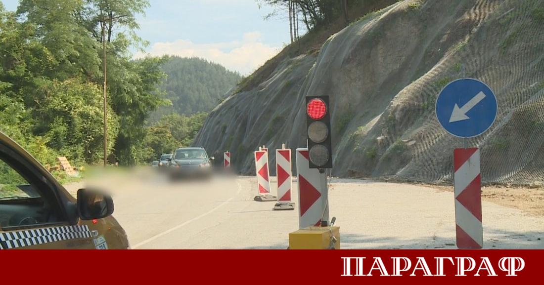 Продължава мащабното укрепване на голямото свлачище по пътя за благоевградския