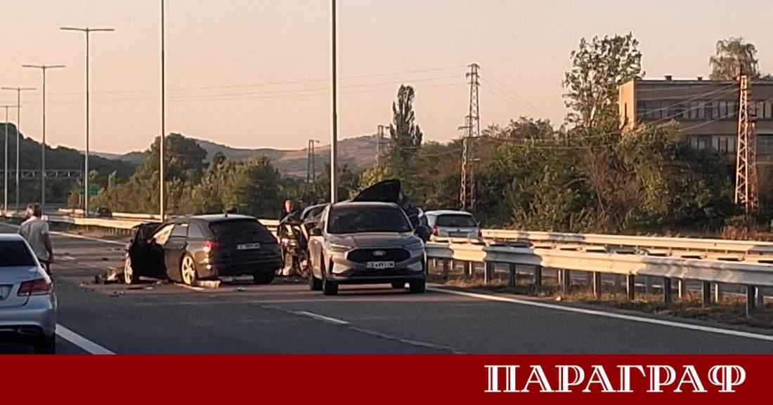Тежък пътен инцидент на автомагистрала Струма предизвика сериозни затруднения в